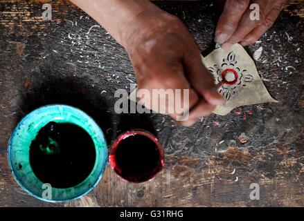 (160606)--TIANJIN, 6. Juni 2016 (Xinhua)--Schatten Marionette Künstler Zhang Kui Farben Schattenfiguren zu Hause in Tianjin, Nord-China, 5. Juni 2016. Zhang Kui, geboren 1937, ist jetzt eine Erbin der Schattenfiguren. Er hat hing von Schattenspielfiguren für 68 Jahre seit seiner Kindheit gelebt durchführen. "Mein Vater hatte 38 Schattenkästen, mein Bruder durchgeführt und ich schnitzte die Schattenfiguren," sagte der Erbe wenn er seiner Kindheit erinnert. Heute, wie wenige Leute die Schatten-Marionette-Leistung. Zhang Kui hatte einmal zwei Lehrlinge, aber beide schließlich aufgab und andere Pro durchgeführt Stockfoto