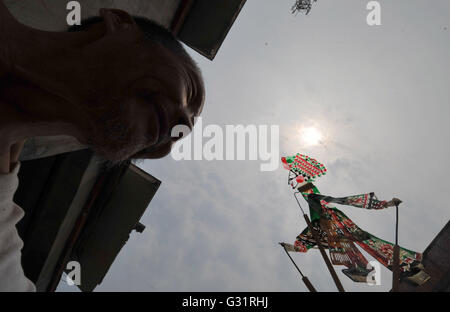 (160606)--TIANJIN, 6. Juni 2016 (Xinhua)--Schatten Marionette Künstler Zhang Kui führt ein Schattenspiel Marionette zu Hause in Tianjin, Nord-China, 5. Juni 2016. Zhang Kui, geboren 1937, ist jetzt eine Erbin der Schattenfiguren. Er hat hing von Schattenspielfiguren für 68 Jahre seit seiner Kindheit gelebt durchführen. "Mein Vater hatte 38 Schattenkästen, mein Bruder durchgeführt und ich schnitzte die Schattenfiguren," sagte der Erbe wenn er seiner Kindheit erinnert. Heute, wie wenige Leute die Schatten-Marionette-Leistung. Zhang Kui hatte einmal zwei Lehrlinge, aber beide schließlich aufgab und o durchgeführt Stockfoto