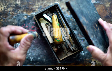 (160606)--TIANJIN, 6. Juni 2016 (Xinhua)--Schatten Marionette Künstler Zhang Kui arrangiert seine Werkzeuge für carving-Schattenfiguren zu Hause in Tianjin, Nord-China, 5. Juni 2016. Zhang Kui, geboren 1937, ist jetzt eine Erbin der Schattenfiguren. Er hat hing von Schattenspielfiguren für 68 Jahre seit seiner Kindheit gelebt durchführen. "Mein Vater hatte 38 Schattenkästen, mein Bruder durchgeführt und ich schnitzte die Schattenfiguren," sagte der Erbe wenn er seiner Kindheit erinnert. Heute, wie wenige Leute die Schatten-Marionette-Leistung. Zhang Kui hatte einmal zwei Lehrlinge, aber beide gaben schließlich oben ein Stockfoto