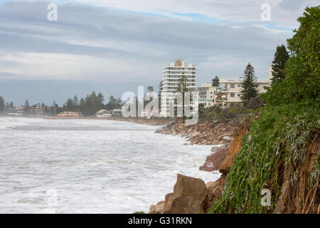 Sydney, Australien. 06. Juni 2016. Am Morgen nach dem Sturm und der Flut am Collaroy Beach rollt der Ozean weiter hinein. Sydney, NSW, Australien Guthaben: model10/Alamy Live News Stockfoto