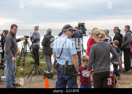 Sydney, Australien. 6. Juni 2016. Polizei und Australische nationale Medien besuchen die Szene in Collaroy Beach Sydney nach den erheblichen Strom Schaden anzeigen, erodiert Strand und beschädigte Häuser und Anwesen Credit: model10/Alamy Live-Nachrichten Stockfoto