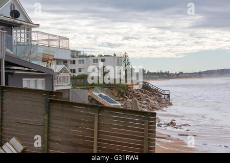 Sydney, Australien. Juni 2016. Am Collaroy Beach in Sydney, Australien, wurden Häuser entlang der Küste weggespült Stockfoto
