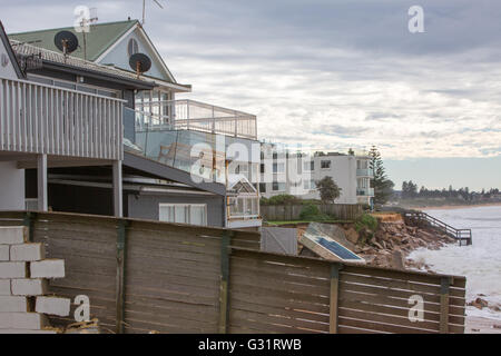 Sydney, Australien. 6. Juni 2016. lokalen Collaroy ansässigen Tony Cagorski hatte fast sein Haus hinweggefegt. Bildnachweis: model10/Alamy Live-Nachrichten Stockfoto