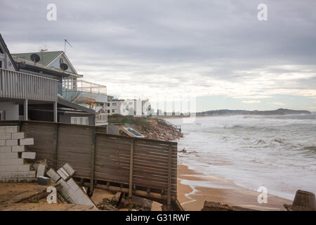 Sydney, Australien. 06. Juni 2016. Tony Cagorski aus collaroy hätte fast sein Haus weggefegt. Collaroy Beach riesige Wellen und große Gezeiten treffen die Küste, Sydney, NSW, Australien. Gutschein: model10/Alamy Live News Stockfoto