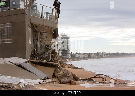 Sydney, Australien. 06. Juni 2016. Der Collaroy Beach Club wurde während des Meeressturms am Colloroy Beach schwer beschädigt, als riesige Wellen und große Gezeiten die Küste, Sydney, NSW, Australien, berührten. Kredit: model10/Alamy Live News Stockfoto