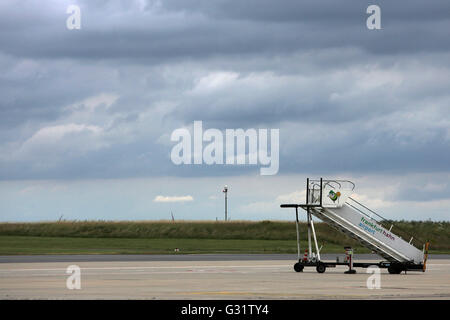 Lautzenhausen, Deutschland. 11. Juli 2012. Flugzeug-Treppen sind sichtbar auf dem Flughafen Frankfurt-Hahn in Lautzenhausen, Deutschland, 11. Juli 2012. Foto: Fredrik von Erichsen | weltweite Nutzung/Dpa/Alamy Live-Nachrichten Stockfoto