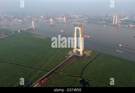 Changsha. 5. Juni 2016. Foto aufgenommen am 5. Juni 2016 zeigt der Dongting-See-Brücke der Hangzhou-Ruili Autobahn im Bau in Yueyang, Zentral-China Hunan Provinz. Die Hängebrücke mit einer Gesamtlänge von 2,39 Kilometern wird voraussichtlich im Jahr 2017 in Betrieb genommen werden. Bildnachweis: Li Ga/Xinhua/Alamy Live-Nachrichten Stockfoto