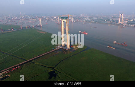 Changsha. 5. Juni 2016. Foto aufgenommen am 5. Juni 2016 zeigt der Dongting-See-Brücke der Hangzhou-Ruili Autobahn im Bau in Yueyang, Zentral-China Hunan Provinz. Die Hängebrücke mit einer Gesamtlänge von 2,39 Kilometern wird voraussichtlich im Jahr 2017 in Betrieb genommen werden. Bildnachweis: Li Ga/Xinhua/Alamy Live-Nachrichten Stockfoto