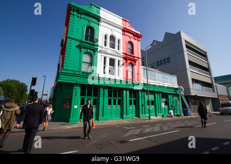 Battersea, London, UK. 6. Juni 2016. Die Eigentümer der Bunga Bunga eine italienische bar in Battersea, London unter dem Motto der Gebäudehülle mit einer Fett rot-weiß-grüne Farbgebung die Nationalfarben von Italien für das Jahr 2016 em Turnier in Frankreich gemalt haben und haben drohte mit rechtlichen Schritten von Wandsworth Rat über die ausgewählte Farbgebung. © Amer Stockfoto