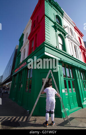 Battersea, London, UK. 6. Juni 2016. Die Eigentümer der Bunga Bunga eine italienische bar in Battersea, London unter dem Motto der Gebäudehülle mit einer Fett rot-weiß-grüne Farbgebung die Nationalfarben von Italien für das Jahr 2016 em Turnier in Frankreich gemalt haben und haben drohte mit rechtlichen Schritten von Wandsworth Rat über die ausgewählte Farbgebung. © Amer Stockfoto