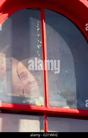 Battersea, London, UK. 6. Juni 2016. Ein Portrait des ehemaligen italienischen Ministerpräsidenten Silvio Berlisconi. Die Eigentümer der Bunga Bunga eine italienische bar in Battersea, London unter dem Motto der Gebäudehülle mit einer Fett rot-weiß-grüne Farbgebung die Nationalfarben von Italien für das Jahr 2016 em Turnier in Frankreich gemalt haben und haben drohte mit rechtlichen Schritten von Wandsworth Rat über die ausgewählte Farbgebung. © Amer Live News Stockfoto