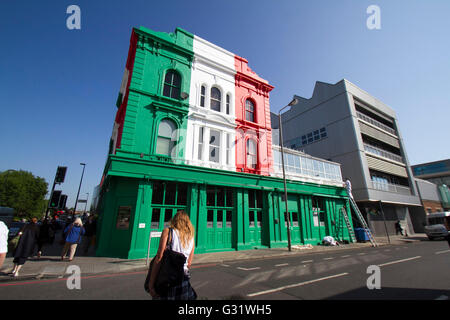 Battersea, London, UK. 6. Juni 2016. Die Eigentümer der Bunga Bunga eine italienische bar in Battersea, London unter dem Motto der Gebäudehülle mit einer Fett rot-weiß-grüne Farbgebung die Nationalfarben von Italien für das Jahr 2016 em Turnier in Frankreich gemalt haben und haben drohte mit rechtlichen Schritten von Wandsworth Rat über die ausgewählte Farbgebung. © Amer Live News Stockfoto