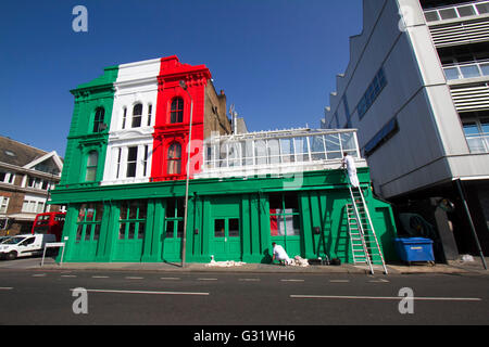 Battersea, London, UK. 6. Juni 2016. Die Eigentümer der Bunga Bunga eine italienische bar in Battersea, London unter dem Motto der Gebäudehülle mit einer Fett rot-weiß-grüne Farbgebung die Nationalfarben von Italien für das Jahr 2016 em Turnier in Frankreich gemalt haben und haben drohte mit rechtlichen Schritten von Wandsworth Rat über die ausgewählte Farbgebung. © Amer Live News Stockfoto