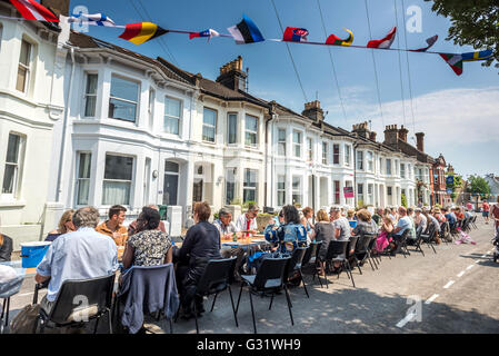 Brighton, UK. 5. Juni 2016. Euro-Referendum auf Spezifikation: "Die große Euro Mittagessen Street Party" in Exeter Street, Brighton, East Sussex, Förderung der Nachbarn zu plaudern über ihre europäischen Nachbarn sie verstehen. Bildnachweis: Andrew Hasson/Alamy Live-Nachrichten Stockfoto