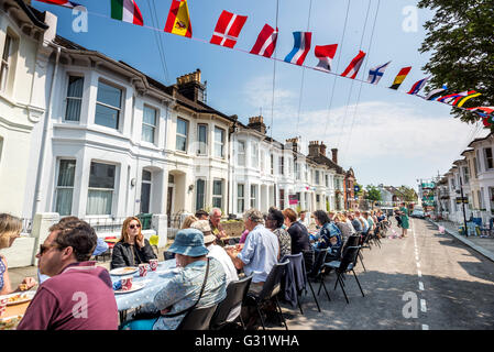 Brighton, UK. 5. Juni 2016. Euro-Referendum auf Spezifikation: "Die große Euro Mittagessen Street Party" in Exeter Street, Brighton, East Sussex, Förderung der Nachbarn zu plaudern über ihre europäischen Nachbarn sie verstehen. Bildnachweis: Andrew Hasson/Alamy Live-Nachrichten Stockfoto