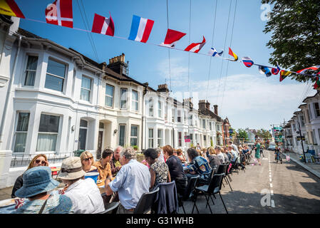 Brighton, UK. 5. Juni 2016. Euro-Referendum auf Spezifikation: "Die große Euro Mittagessen Street Party" in Exeter Street, Brighton, East Sussex, Förderung der Nachbarn zu plaudern über ihre europäischen Nachbarn sie verstehen. Bildnachweis: Andrew Hasson/Alamy Live-Nachrichten Stockfoto