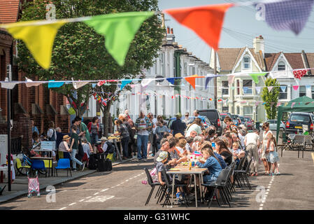 Brighton, UK. 5. Juni 2016. Euro-Referendum auf Spezifikation: "Die große Euro Mittagessen Street Party" in Exeter Street, Brighton, East Sussex, Förderung der Nachbarn zu plaudern über ihre europäischen Nachbarn sie verstehen. Bildnachweis: Andrew Hasson/Alamy Live-Nachrichten Stockfoto