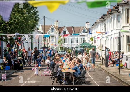 Brighton, UK. 5. Juni 2016. Euro-Referendum auf Spezifikation: "Die große Euro Mittagessen Street Party" in Exeter Street, Brighton, East Sussex, Förderung der Nachbarn zu plaudern über ihre europäischen Nachbarn sie verstehen. Bildnachweis: Andrew Hasson/Alamy Live-Nachrichten Stockfoto