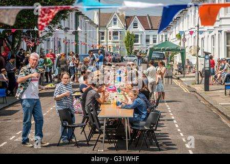 Brighton, UK. 5. Juni 2016. Euro-Referendum auf Spezifikation: "Die große Euro Mittagessen Street Party" in Exeter Street, Brighton, East Sussex, Förderung der Nachbarn zu plaudern über ihre europäischen Nachbarn sie verstehen. Bildnachweis: Andrew Hasson/Alamy Live-Nachrichten Stockfoto