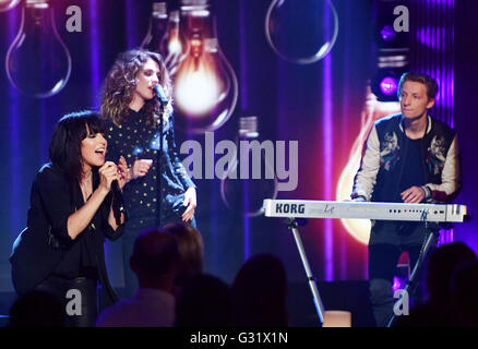 Berlin, Deutschland. 5. Juni 2016. Deutsche Sängerin Nena (L) und ihre Tochter Larissa (2 L) auf der Bühne führen, während der neue TV-Show von Entertainer Thomas Gottschalk "Mensch Gottschalk - Das Bewegt Deutschland", wird die live aus den TV-Studios in Adlershof, Berlin von deutschen tv-Privatsender RTL ausgestrahlt. Foto: Jens Kalaene/Dpa © Dpa picture-Alliance/Alamy Live News Stockfoto