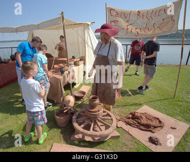 Glasgow, Scotland, UK 5. Juni 2016. Glasgow versengt, "The Rock Of Ages" Historic Scotland-Event in Dumbarton castle heute. Eine historisches Reenactment-Spektakel der zweitausend Jahre der militärischen Geschichte angeschlossen an den Felsen. Der römischen Töpfer demonstriert sein Handwerk, die glücklichen fasziniert Kinder. Bildnachweis: Gerard Fähre/Alamy Live-Nachrichten Stockfoto