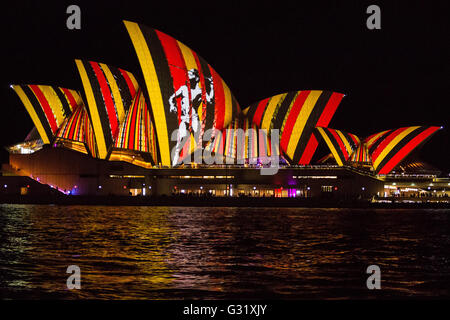 Sydney, Australien. 27. Mai 2016. Das Wahrzeichen von Vivid beleuchtet die Segel des Sydney Opera House. Sydney hat eine spektakuläre Lichtshow für das Jahr 2016 Vivid Festival beleuchtet worden. Das lebendige Festival findet vom 27. Mai bis 18. Juni in vielen Bezirken in der Stadt. Trotz Regen ist das Festival voraussichtlich Millionen von Besuchern in den Foren von Licht, Musik und Ideen zeichnen. © Richard grau/Pazifik Presse/Alamy Live-Nachrichten Stockfoto