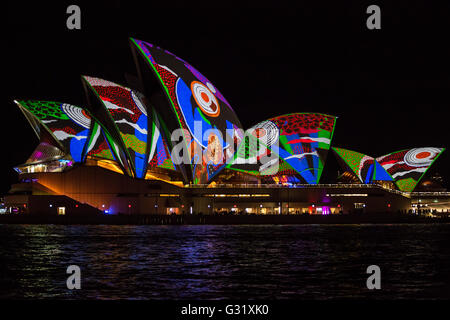 Sydney, Australien. 27. Mai 2016. Das Wahrzeichen von Vivid beleuchtet die Segel des Sydney Opera House. Sydney hat eine spektakuläre Lichtshow für das Jahr 2016 Vivid Festival beleuchtet worden. Das lebendige Festival findet vom 27. Mai bis 18. Juni in vielen Bezirken in der Stadt. Trotz Regen ist das Festival voraussichtlich Millionen von Besuchern in den Foren von Licht, Musik und Ideen zeichnen. © Richard grau/Pazifik Presse/Alamy Live-Nachrichten Stockfoto