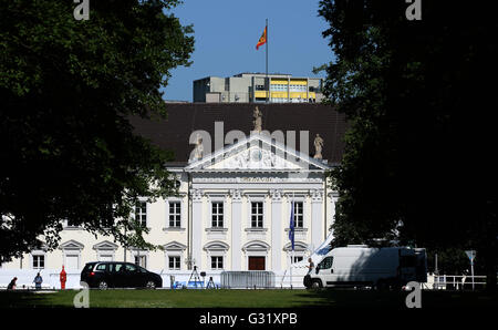 Der Standard des deutschen Bundespräsidenten fliegen auf dem Dach des Schloss Bellevue in Berlin, Deutschland, 6. Juni 2016. Foto: PAUL ZINKEN/dpa Stockfoto