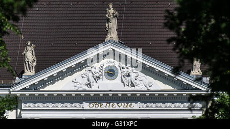 Schriftzug, die liest "Bellevue" auf dem Dach von Schloss Bellevue in Berlin, Deutschland, 6. Juni 2016 zu sehen. Foto: PAUL ZINKEN/dpa Stockfoto