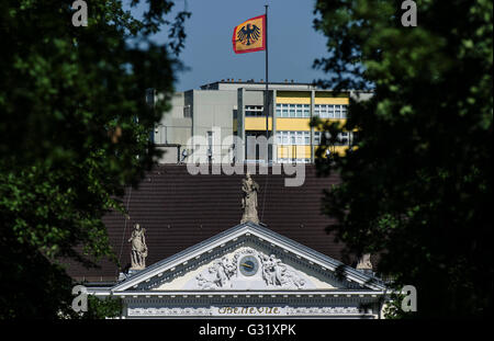 Der Standard des deutschen Bundespräsidenten fliegen auf dem Dach des Schloss Bellevue in Berlin, Deutschland, 6. Juni 2016. Foto: PAUL ZINKEN/dpa Stockfoto