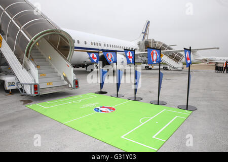 Paris, Frankreich. 6. Juni 2016. Die englischen nationalen Herren-Fußball-Nationalmannschaft kommt für die Europameisterschaft 2016 in Frankreich.  Das Flugzeug landet Credit: Action Plus Sport Bilder/Alamy Live News Stockfoto