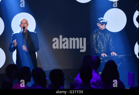 Die Mitglieder der Band Pet Shop Boys, Neil Tennant (l) und Chris Lowe ausführen auf der Bühne während der neuen Show von Entertainer Thomas Gottschalk "Mensch Gottschalk - Das Bewegt Deutschland", wird die live aus dem TV-Studios in Adlershof, Berlin, Deutschland 5. Juni 2016 auf deutschen tv-Privatsender RTL ausgestrahlt. Foto: Jens Kalaene/dpa Stockfoto