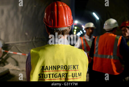 Stuttgart, Deutschland. 6. Juni 2016. Ein Besucher steht im Cannstatter Tunnel des Projekts Stuttgart 21 Bahn in Stuttgart, Deutschland, 6. Juni 2016. Deutsche Bahn Deutsche Bahn präsentiert die Fortschritte beim Bau des Tunnels während eines Presse-Tour. Foto: FRANZISKA KRAUFMANN/Dpa/Alamy Live News Stockfoto