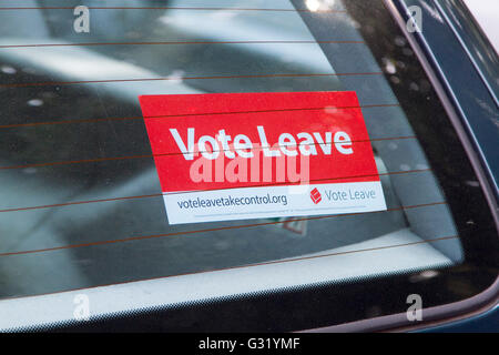 Wimbledon London, UK. 6. Juni 2016. Eine Abstimmung verlassen Autoaufkleber wie Premierminister David Cameron sagt ein Abstimmung verlassen Sieg in das EU-Referendum wäre eine wirtschaftliche Bombe für Großbritannien Credit: Amer Ghazzal/Alamy Live-Nachrichten Stockfoto