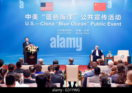 Peking, China. 6. Juni 2016. Chinesischen Staat Hofrat Yang Jiechi (L, hinten) und US-Außenminister John Kerry (R, hinten) die USA und China "Blue Ocean" öffentliche Veranstaltung in Peking, China, 6. Juni 2016 zu besuchen. © Zhang Ling/Xinhua/Alamy Live-Nachrichten Stockfoto