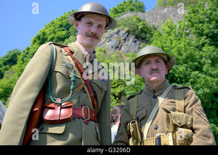 Glasgow, Scotland, UK 5. Juni 2016. UK Wetter Glasgow versengt, "The Rock Of Ages" Historic Scotland-Event in Dumbarton castle heute. Eine historisches Reenactment-Spektakel der zweitausend Jahre der militärischen Geschichte angeschlossen an den Felsen. Ersten Weltkrieg Hauptmann und Sergeant in Charakter bestaunen Sie unten die neuesten Kanonenfutter. Bildnachweis: Gerard Fähre/Alamy Live-Nachrichten Stockfoto