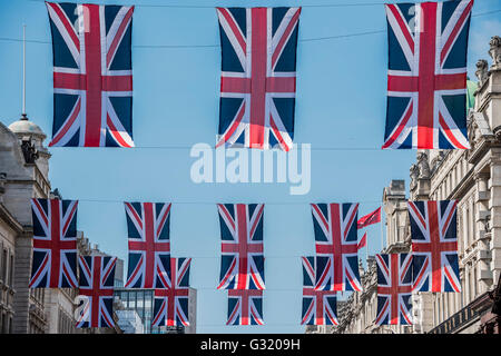 London, UK. 6. Juni 2016. Union Jacks schmücken Regent Street wie Riesen Girlande, die Königin offizielle feiern 90. Geburtstag an diesem Wochenende. London-6. Juni 2016-Credit: Guy Bell/Alamy Live-Nachrichten Stockfoto