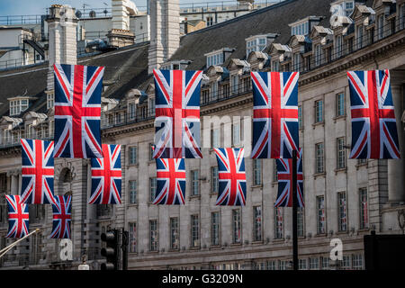 London, UK. 6. Juni 2016. Union Jacks schmücken Regent Street wie Riesen Girlande, die Königin offizielle feiern 90. Geburtstag an diesem Wochenende. London-6. Juni 2016-Credit: Guy Bell/Alamy Live-Nachrichten Stockfoto