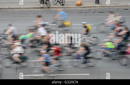 Berlin, Deutschland. 5. Juni 2016. Eine Langzeitbelichtung Abbildung Radfahrer Kreisen den großen Stern (großer Stern) Platz auf der 40. Fahrradrallye in Berlin, Deutschland, 5. Juni 2016. Foto: PAUL ZINKEN/Dpa/Alamy Live News Stockfoto