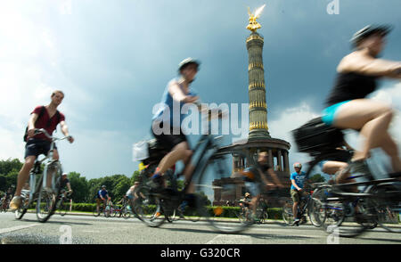 Berlin, Deutschland. 5. Juni 2016. Eine Langzeitbelichtung Abbildung Radfahrer fahren vorbei an den großen Stern (großer Stern)-Platz mit der Siegessäule am 40. Fahrradrallye in Berlin, Deutschland, 5. Juni 2016. Foto: Jörg CARSTENSEN/Dpa/Alamy Live News Stockfoto