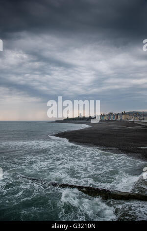 Aberystwyth Wales UK, Montag, 6. Juni 2016 UK Wetter: nach einem sehr warmen und feuchten Sommertag, dunkle Gewitterwolken mit Grollen des Donners, sammeln über die Skyline von Aberystwyth an der Cardigan Bay Küste von West Wales.   Temperaturen in vielen Teilen des Vereinigten Königreichs erreicht 25 º Celsius oder höher.   Bildnachweis: Keith Morris / Alamy Live News Stockfoto