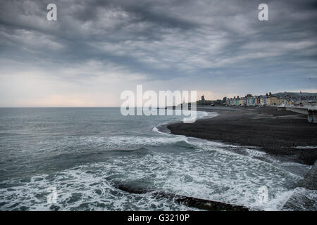 Aberystwyth Wales UK, Montag, 6. Juni 2016 UK Wetter: nach einem sehr warmen und feuchten Sommertag, dunkle Gewitterwolken mit Grollen des Donners, sammeln über die Skyline von Aberystwyth an der Cardigan Bay Küste von West Wales.   Temperaturen in vielen Teilen des Vereinigten Königreichs erreicht 25 º Celsius oder höher.   Bildnachweis: Keith Morris / Alamy Live News Stockfoto