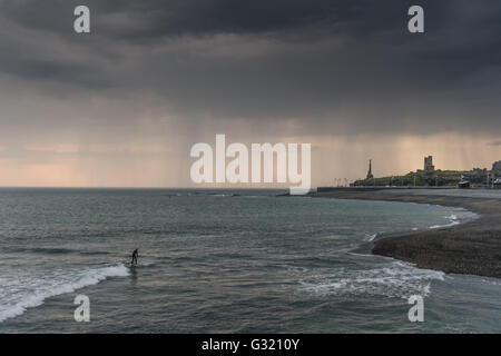 Aberystwyth Wales UK, Montag, 6. Juni 2016 UK Wetter: nach einem sehr warmen und feuchten Sommertag Surfer fangen einige Wellen wie dahinter dunkle Gewitterwolken mit Grollen des Donners, über die Skyline von Aberystwyth an der Cardigan Bay Küste von West Wales zu sammeln.   Temperaturen in vielen Teilen des Vereinigten Königreichs erreicht 25 º Celsius oder höher.   Bildnachweis: Keith Morris / Alamy Live News Stockfoto