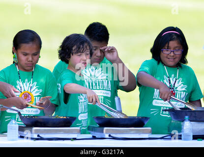 Washington, DC, DC, USA. 6. Juni 2016. Studenten aus Wisconsin, Colorado und Louisiana Kochen Gemüse nach der Ernte in den Küchengarten White House in Washington, DC, USA am 6. Juni 2016. © Yin Bogu/Xinhua/Alamy Live-Nachrichten Stockfoto