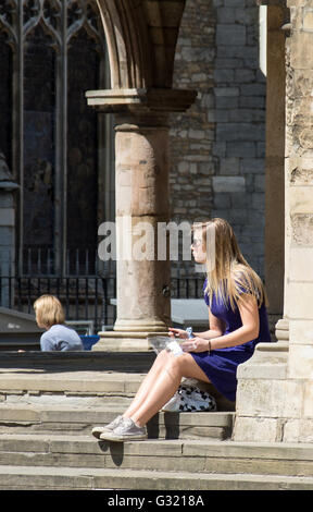 Peterborough, UK. 6. Juni 2016. Tag für eine Abkühlung, wie Kinder spielen in Domplatz und Erwachsene, die zum Sonnenbaden und entspannen die Gelände-Kathedrale, 1118 als ein Kloster errichtet. Bildnachweis: Clifford Norton/Alamy Live-Nachrichten Stockfoto