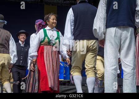 Malmö, Schweden. 6. Juni 2016. Schwedische Volkstänze durchführen während der Feier. Tommy Lindholm/Alamy Live-Nachrichten Stockfoto