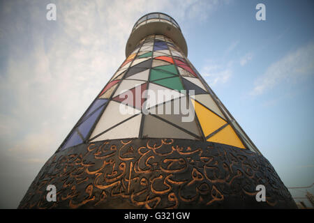 Gaza, Palästina. 4. Juni 2016. Palästinenser versammeln sich um den neuen Leuchtturm im Hafen von Gaza-Stadt. Gaza-Leuchtturm-Projekt hängt die recycling Reste der israelischen Offensive im Gazastreifen im Jahr 2014 für die palästinensische Künstler Sharif Sarhan. © Mohammed Al Hajjar/RoverImages/Pazifik Presse/Alamy Live-Nachrichten Stockfoto