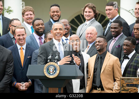 Washington DC, USA. 6. Juni 2016. Präsident Obama begrüßt den 50. Super Bowl Champions, die Denver Broncos während einer Zeremonie im Weißen Haus. Bildnachweis: Patsy Lynch/Alamy Live-Nachrichten Stockfoto