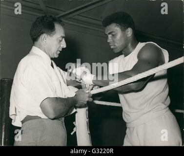 3. Juni 2016 - ist Datei - MUHAMMAD ALI, der dreimalige Boxweltmeister im Schwergewicht, im Alter von 74 Jahren gestorben. Er hatte eine Erkrankung der Atemwege gekämpft. "The Greatest" war die dominierende Schwergewichtsboxer der 1960er und 1970er Jahren, Ali gewann eine olympische Goldmedaille in Rom 1960, erfasst den professionellen World Heavyweight Championship bei drei verschiedenen Gelegenheiten, und verteidigte erfolgreich seinen Titel 19 Mal. Bild: 5. Mai 1966 - CASSIUS CLAY Züge für Cooper kämpfen: Welt-Schwergewichts-Champion, Cassius Clay, (Muhammad Ali), trainierte heute am Territorial Army Gymnasium, White City, für seine f Stockfoto