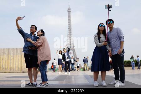 Paris, Frankreich. 6. Juni 2016. Drei Paare nehmen Selfie vor dem Eiffelturm in Paris, Frankreich, 6. Juni 2016. Bildnachweis: Tao Xiyi/Xinhua/Alamy Live-Nachrichten Stockfoto